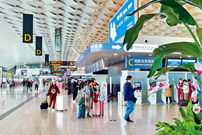 旅客正在河南郑州机场办理登机手续。