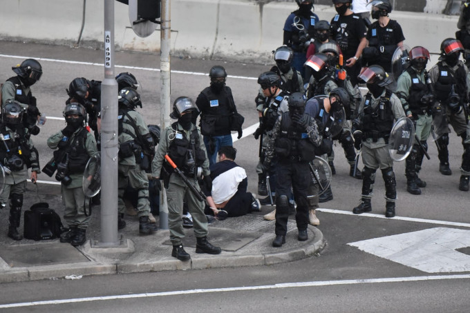 防暴警察制服最少1人