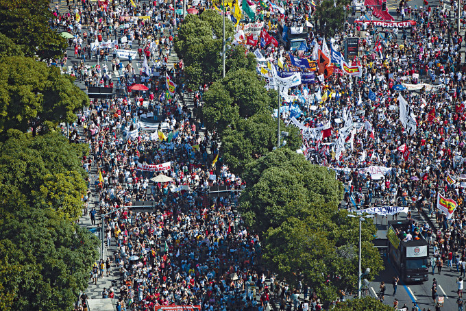 示威者上周六在里約熱內盧遊行，抗議總統博索納羅抗疫不力。　
