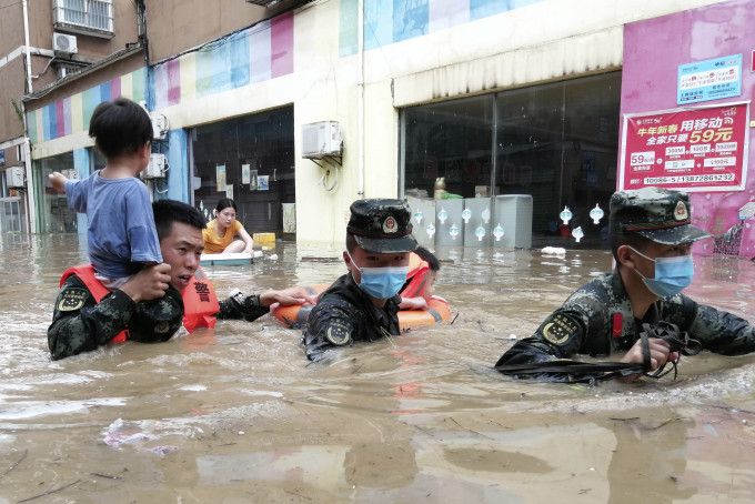 汛期以来，全国已共发生27次强降雨，主要江河发生6次洪水。图为日前随州救灾现场。新华社图片