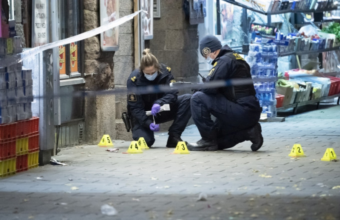 瑞典马尔默一个广场发生枪击案，一名15岁少年中枪身亡，另一名中枪少年危殆。AP