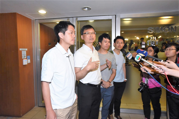 李国贤堂舍监吴兆文(左二)证实有2宿生被捕。