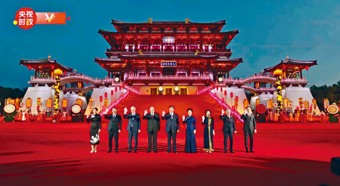习近平与夫人彭丽媛与出席峰会的中亚5国元首，在西安合影。