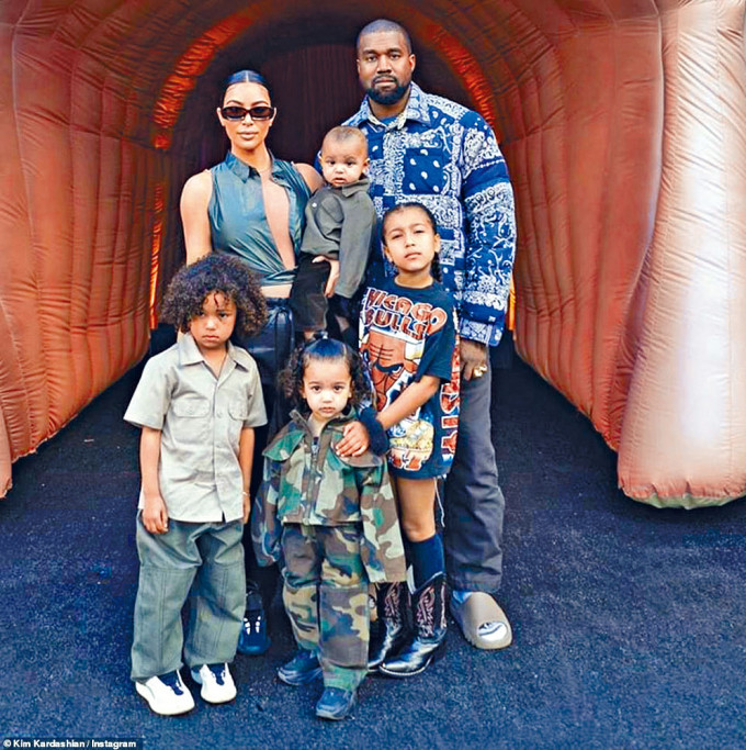 Kanye闹爆Kim容许8岁女儿North（右二）使用社交平台，双方继而互骂。