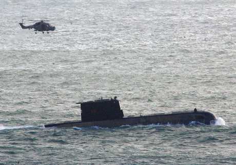 周三出事當日記者在開普敦對開水域攝到一艘南非海軍潛艇和直升機。路透社