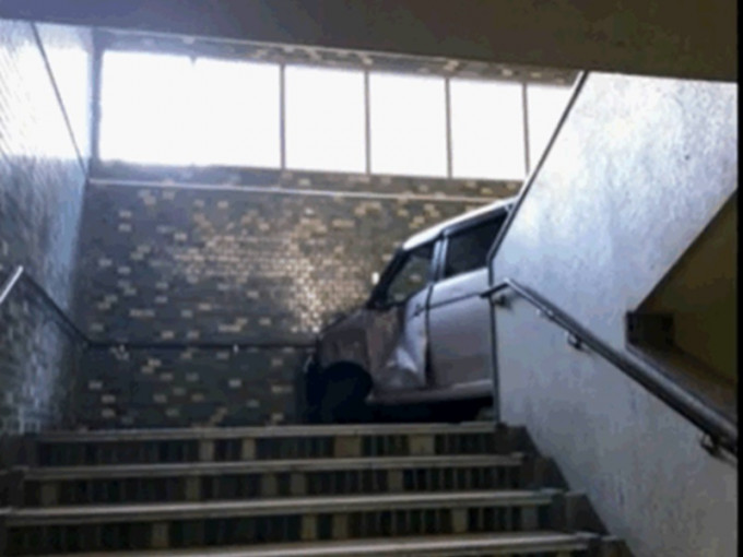 私家车冲落楼梯撞上墙才停住。TBS截图