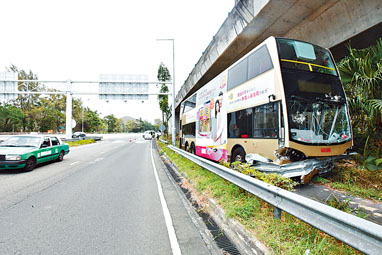 九巴兩女車長涉危駕被捕 星島日報
