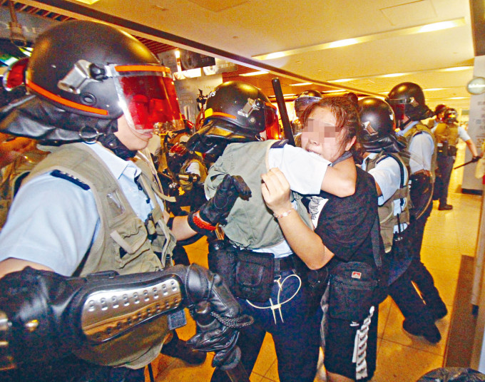 ■當日一名女疑犯被女警制服時曾激烈反抗。