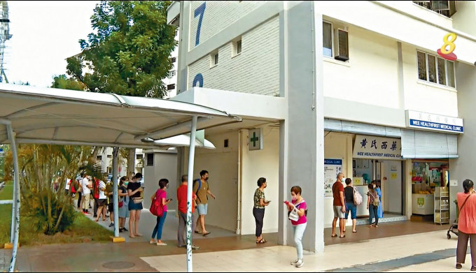 ■新加坡一家診所外有民眾排隊等候登記預約接種科興疫苗。