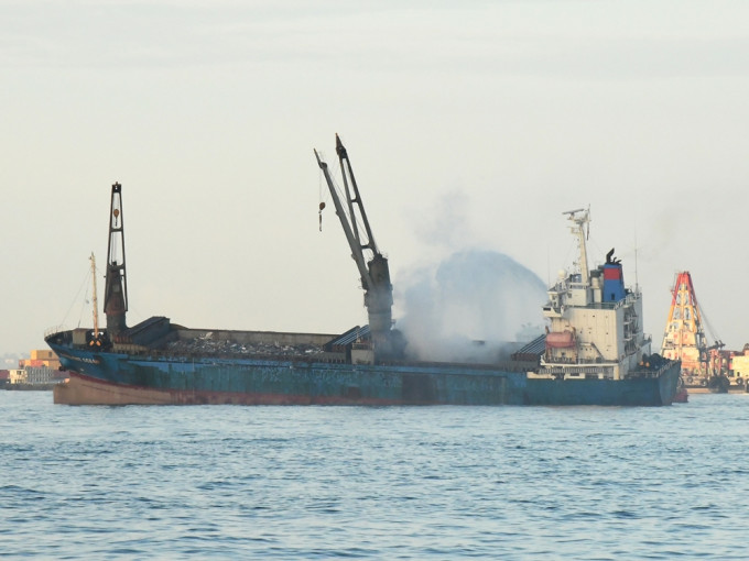 一艘趸船周三在昂船洲海面发生大火。资料图片