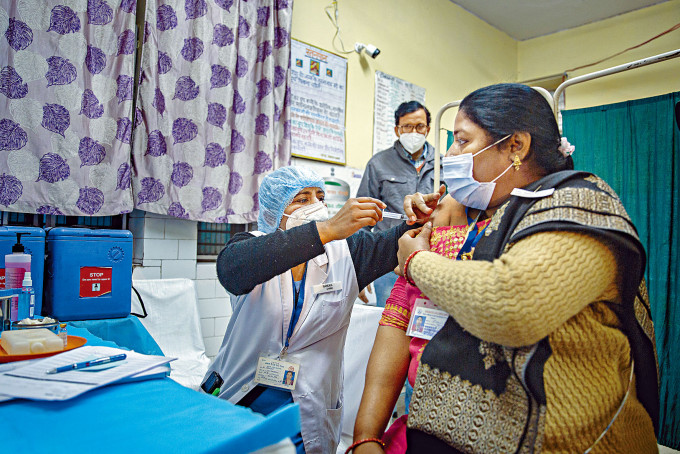 ■印度新德里一名醫護人員上周六演練替人接種新冠疫苗。