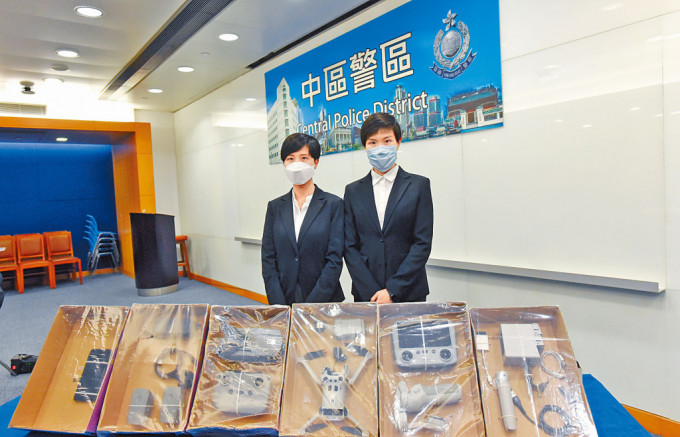 中区警区刑事部女总督察阮洁雯(右)讲述案情。