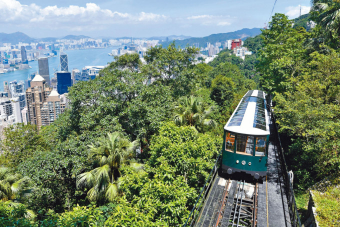 換上綠色外衣的第六代山頂纜車，昨早十一時重新投入服務。