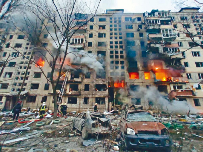 基輔一座住宅大樓遭俄軍炮轟，嚴重損毀。