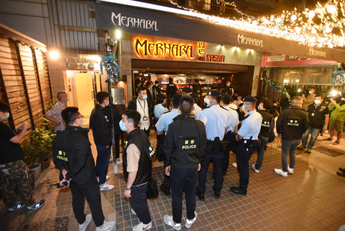 大批警員昨晚深夜巡查尖沙嘴酒吧區。