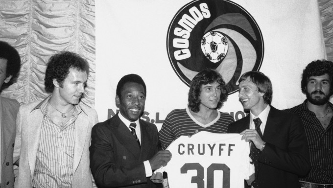 比利和告鲁夫在1978年出席纽约宇宙队活动，告鲁夫承诺在表演赛上阵。 AP