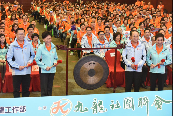 林鄭月娥(左二)今早出席九龍社團聯會主辦的湖南高鐵參訪團起步禮。