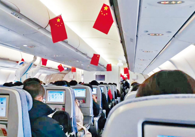 中國撤僑包機內掛滿了國旗。