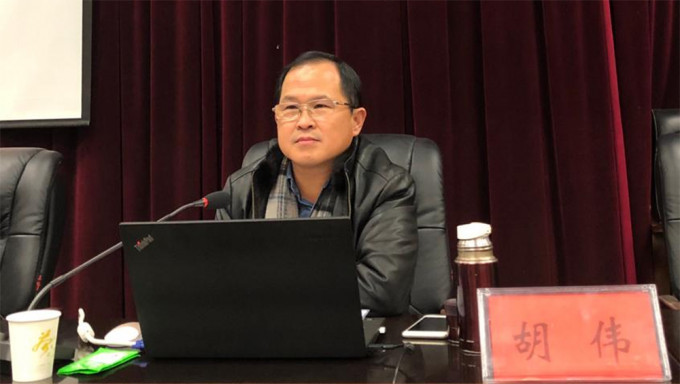 著名政治学者，上海市公共政策研究会会长胡伟。