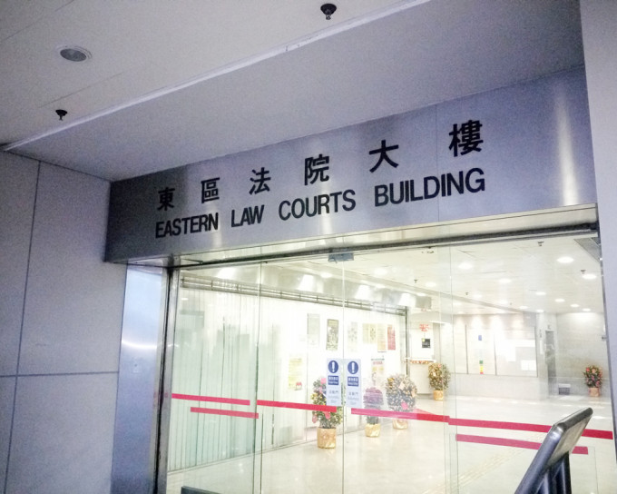 被告被控一项串谋欺诈罪，今日于东区裁判法院应讯。 资料图片