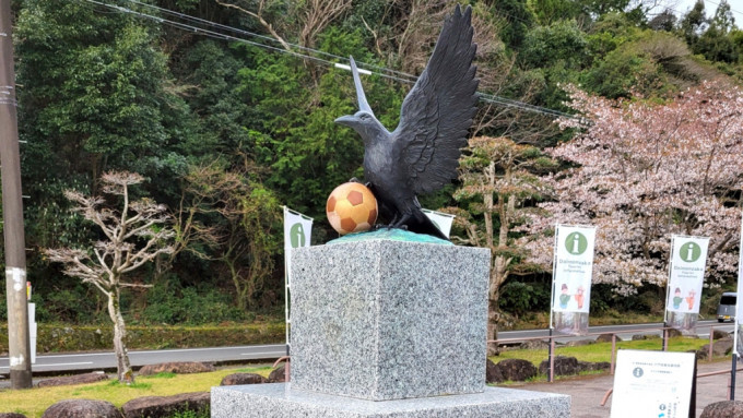 熊野古道的一座「八咫乌」纪念石碑。何子善摄