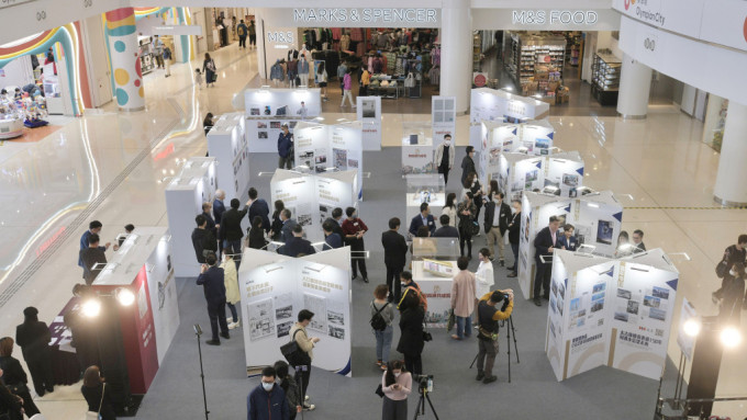 星岛85周年「与香港共成长」巡回主题展览在奥海城二期举行。