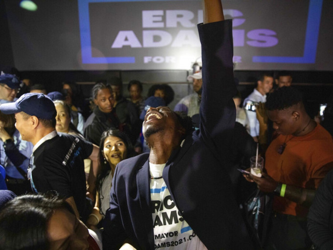 亚当斯支持者得悉亚当斯在初选初步结果暂时领先，表现兴奋。AP资料图片