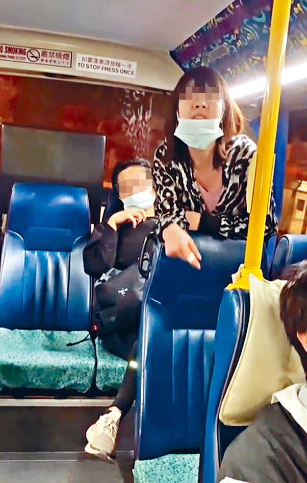 戴「半罩」女乘客不断出言讥讽，拒绝下车。