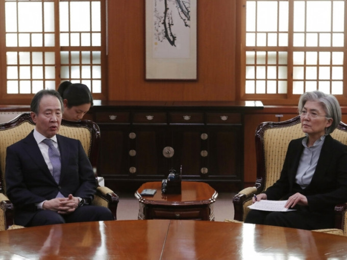 南韓外長康京和（右）召見日本駐韓大使抗議日方加強入境管制措施。AP