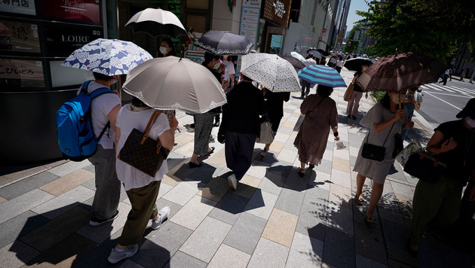 日本多地录高温，一周内超过四千五百多人中暑送院。AP图片