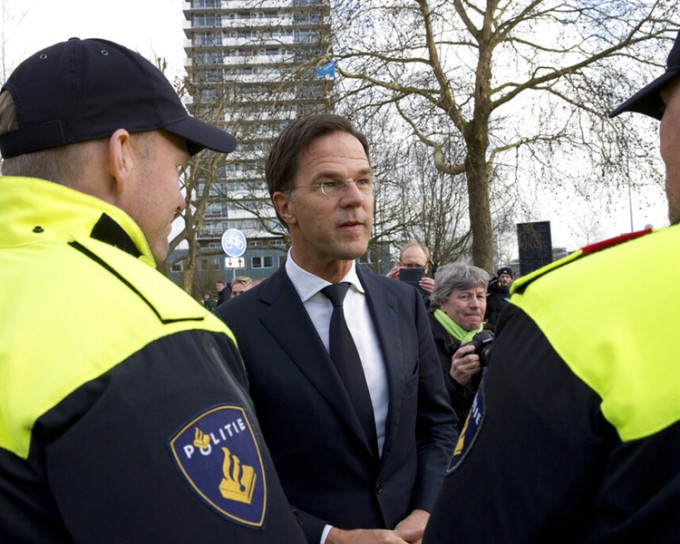 荷蘭日前發生槍擊案，激起反對外來移民的選民投票給民主論壇黨。圖為首相呂特交代槍擊事件。AP