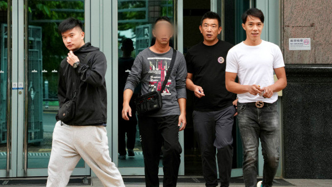 蔡坤華（左一）、劉永阜（右二）及孫百禧（右一）非法賽車及沒有第三者保險而使用車輛罪成，判囚3個月兼停牌1年。資料圖片