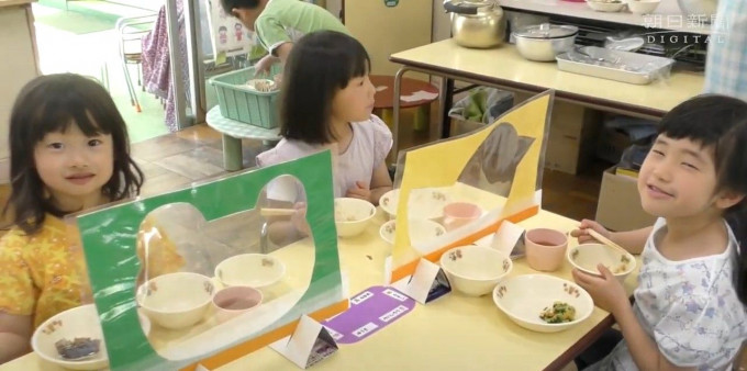 日本幼兒園製可愛隔板 防飛沫。 影片截圖