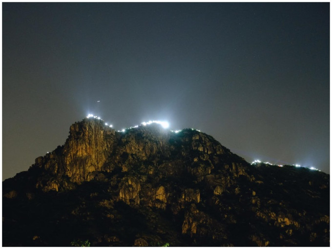 獅子山頂亮燈海。香港風景攝影會FB，CK Chan圖片