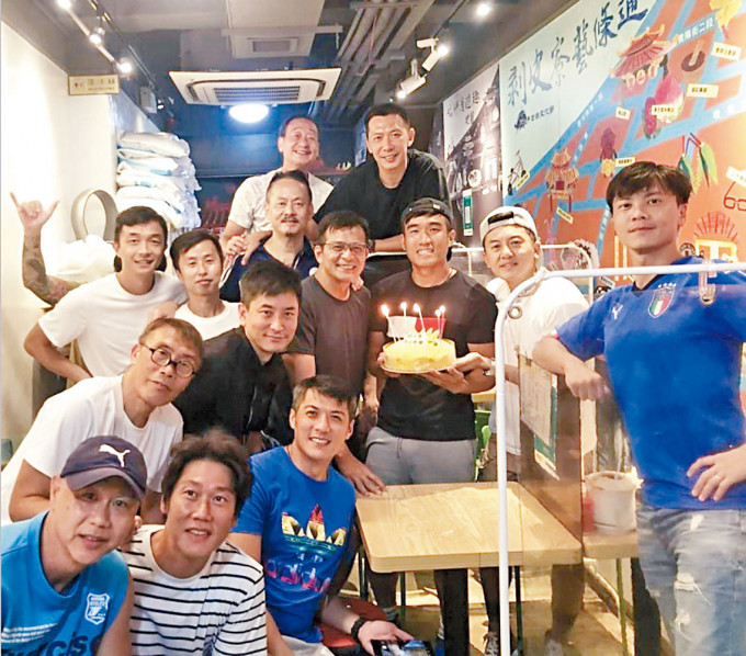 ■一班波友為華哥慶祝60歲生日。