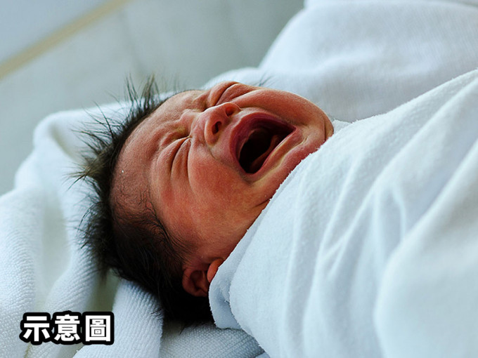 台湾两个月大男婴确诊 ，妈妈忧心表示连睡都不敢睡，就怕儿子有个万一。
