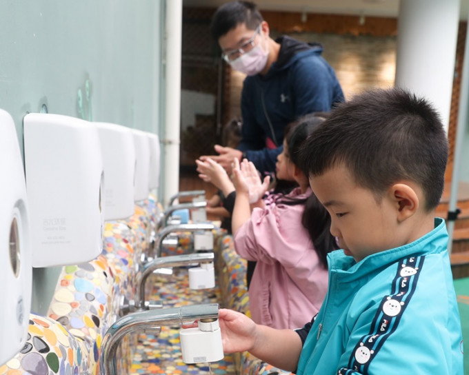 上海一间幼儿园老师教学生用洗手液洗手防疫。新华社