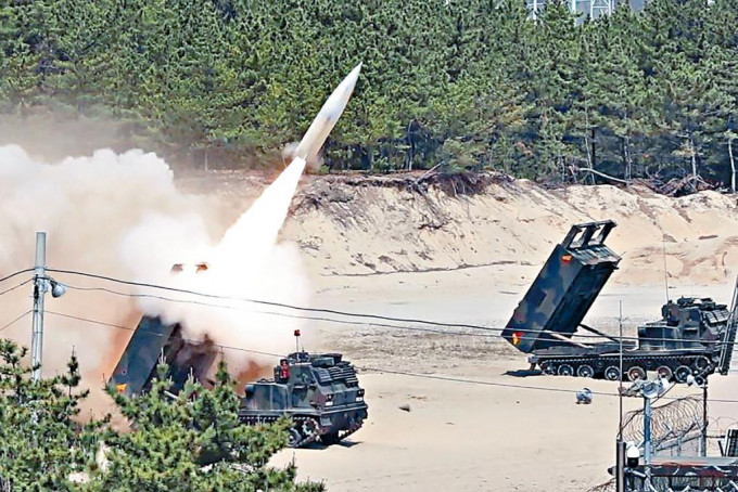 美韓軍隊昨日聯合試射導彈，回應北韓的射彈示威。