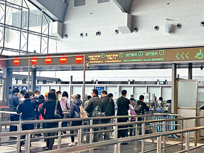 乘客在澳門氹仔客運碼頭辦理入境手續。
