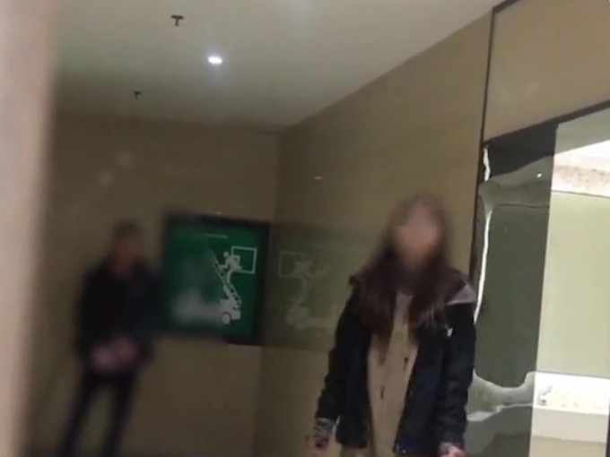西安某商場周二發現一名男子涉嫌在女廁門外做出一連串不雅動作。（網圖）