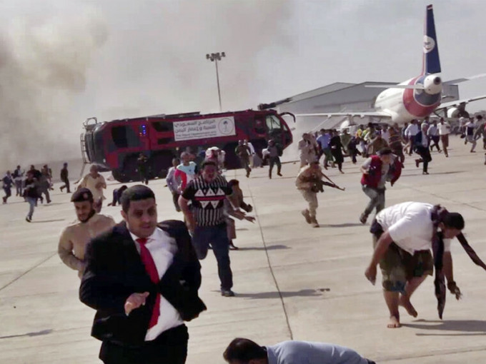 也門南部亞丁港的機場發生爆炸，增至最少26人死亡，逾60人受傷。AP圖片