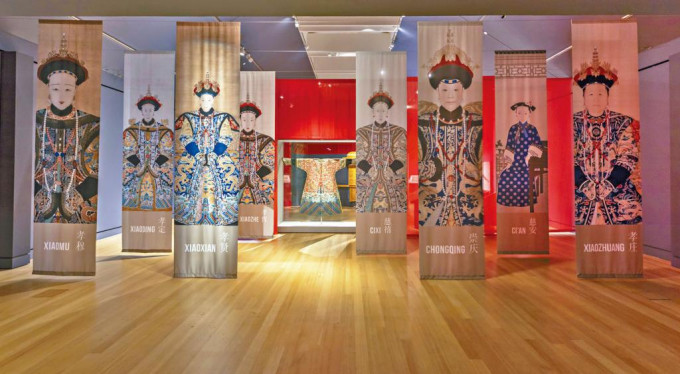二○一八年在美国举办的「凤舞紫禁：清代皇后的艺术与生活」展览现场。