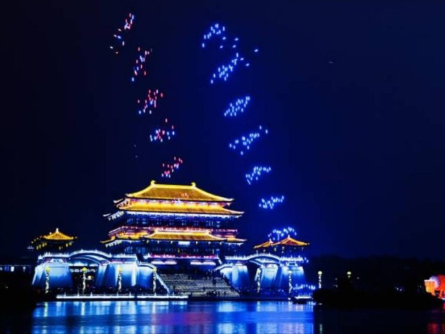 年初五（20日）晚，一场航拍机灯光骚在陜西省西安市大唐芙蓉园上演。 网图