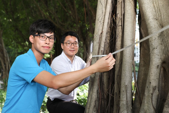 胡竣轩(左)研究发现细叶榕隔除空气污染物能力最好。