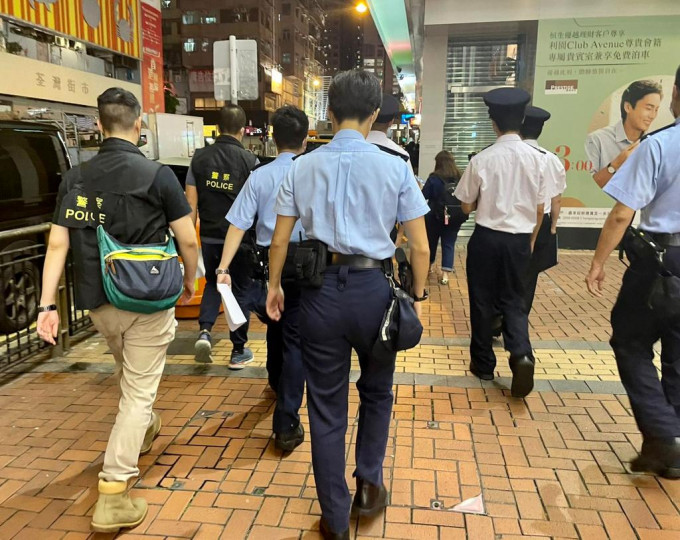 警方聯同食環署巡查荃灣區多間餐飲處所及酒吧。