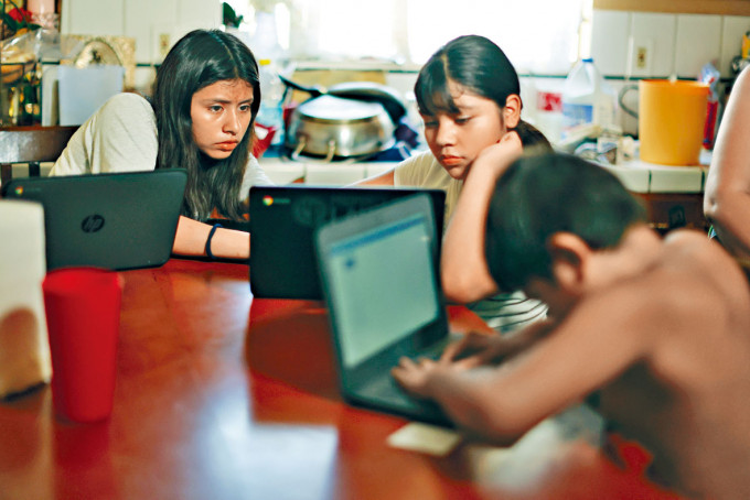 ■洛杉矶学生在家中以笔记本电脑上网学习。