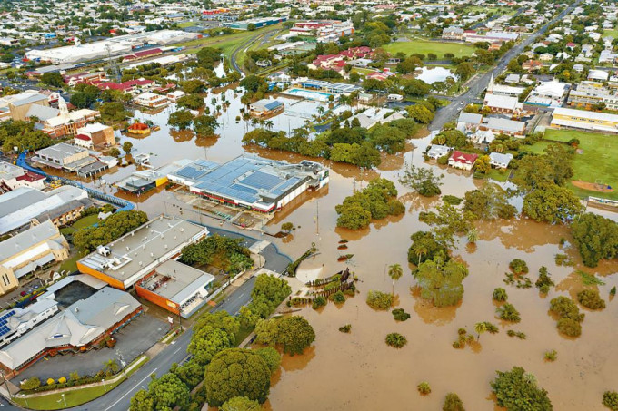 昆士兰省玛丽伯勒市街道及建筑物严重水浸。
