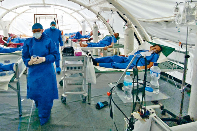 厄瓜多爾一所臨時醫院的醫生在照料新冠肺炎病人。