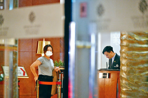 尖沙嘴皇悦酒店昨晚未见进行大清洗，旅客如常入住。