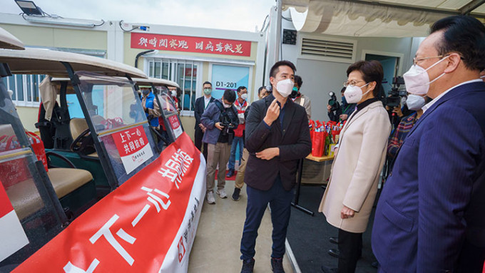 新地執行董事郭基煇（左）表示，預備了 20,000 份愛心抗疫包，送贈予入住隔離設施的市民。